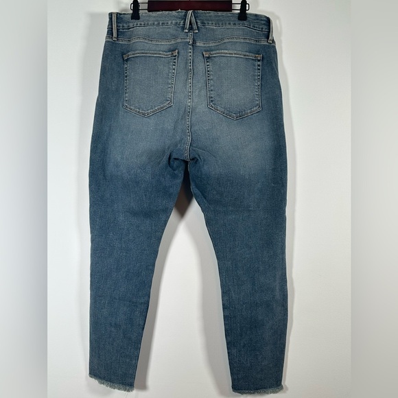 Good American Good Waist Crop Frayed Hem Jeans Size: 18 - Picture 5 of 8